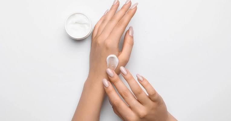 Chăm sóc da đúng cách khi ngồi điều hòa nhiều